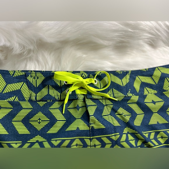 Under Armour Men’s Blue and Green Pattern Swim Shorts, Size 34 Men’s - Picture 3 of 5